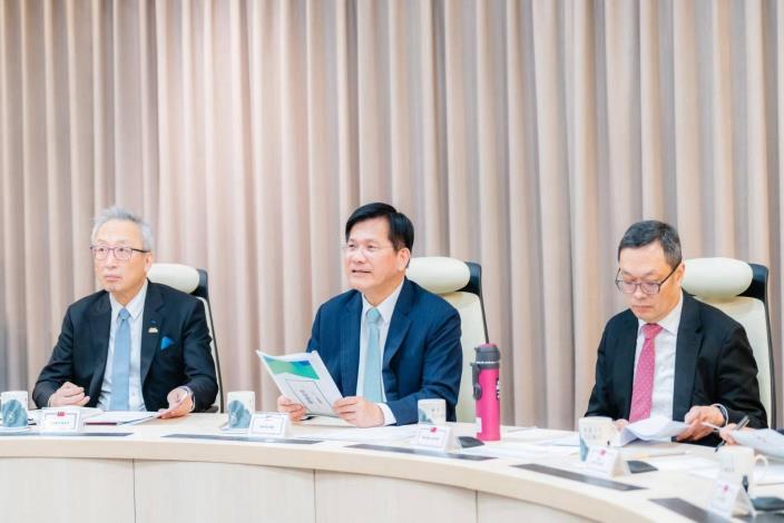 圖說一：外交部長林佳龍（中）主持中東情勢應變視訊會議，政務次長吳志中（左）及政務次長陳明祺（右）共同與會。