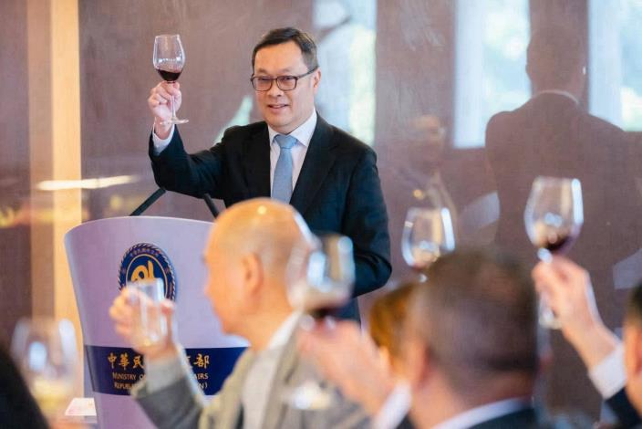 圖說二：外交部政務次長陳明祺於款宴中致詞祝酒。