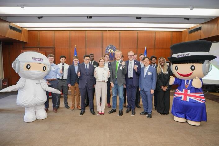 圖說三：外交部政務次長吳志中（右四）與出席交流茶會的貴賓及英國學生合影。