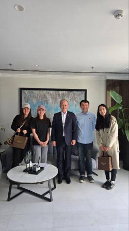 圖說一：駐巴林代表處協助2位國人離境前往利雅德搭機，駐巴林代表處代表陳龍錦（中）偕同仁至旅館送行。