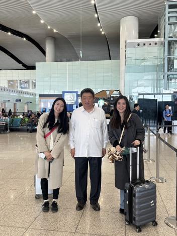 圖說二：駐沙烏地阿拉伯代表處代表張治平（中）與旅居巴林赴利雅德搭乘日本包機離境之國人合影。