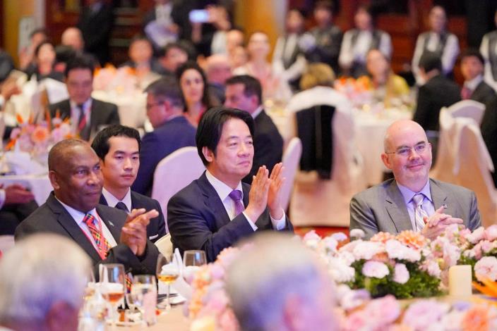 圖說一：賴清德總統、駐台使節團團長聖露西亞大使勞勃．路易斯（H.E. Ambassador Robert Kennedy Lewis）及美國在台協會處長谷立言（Raymond Greene）一同欣賞表演節目。