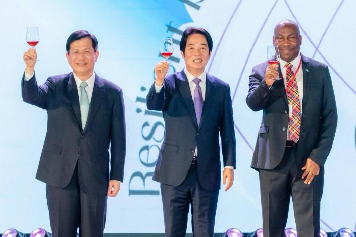 圖說四：賴清德總統、外交部長林佳龍及駐台使節團團長聖露西亞大使勞勃．路易斯（H.E. Ambassador Robert Kennedy Lewis）致詞後向全場來賓祝酒。