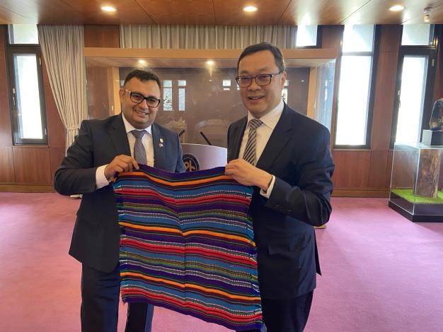 圖說三：瓜地馬拉交通部次長蘇利亞諾（José Fernando Suriano，左）致贈外交部政務次長陳明祺（右）紀念品。