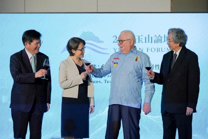 圖說二：蕭美琴副總統與波蘭前總統華勒沙（Lech Wałęsa）、外交部長林佳龍及臺灣亞洲交流基金會董事長蕭新煌共同祝酒。