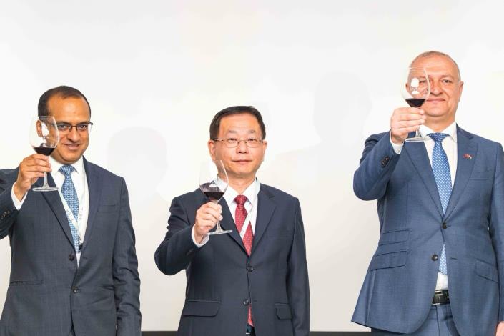 圖說四：外交部常務次長葛葆萱（中）與荷蘭，印度專題演說貴賓祝酒。