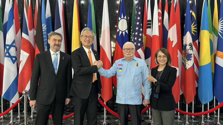 圖一：華勒沙前總統（H.E. Lech WAŁĘSA，右二）、華勒沙基金會主席Bogdan WAŁĘSA（左一）、外交部政務次長兼外交學院院長吳志中（左二）及外交學院副院長黎倩儀（右一）於學院大廳國旗前合影。