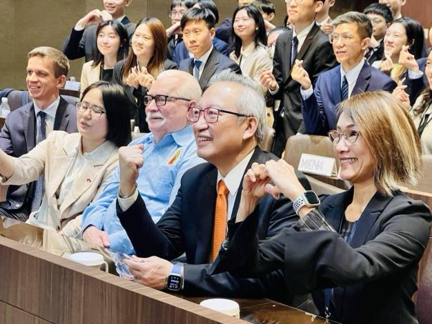 圖三：華勒沙前總統（H.E. Lech WAŁĘSA）與外交部政務次長兼外交學院院長吳志中、副院長黎倩儀及學員們合影。