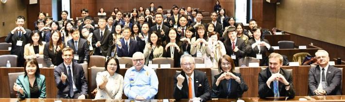 圖四：華勒沙前總統（H.E. Lech WAŁĘSA）與外交學院院長、副院長、波蘭官員及第59期學員們合影。