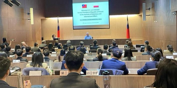 圖二：華勒沙前總統（H.E. Lech WAŁĘSA）與第59期新進外交領事學員座談。