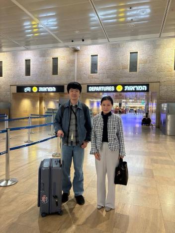 圖說：我國駐以色列代表李雅萍大使（右）赴機場送機自以色列搭機經第三地返台的國人。