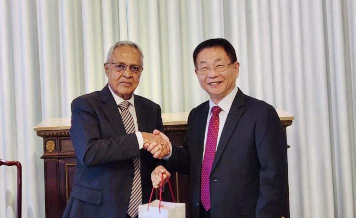 圖說一：外交部常務次長葛葆萱（右一）致贈禮品予斐濟共和國前總理暨斐濟勞工黨黨魁喬馬漢（Hon. Mahendra Chaudhry，左一）。