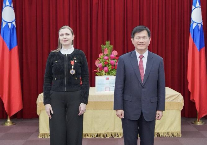 圖說一：外交部長林佳龍頒贈立陶宛國會議員暨前國防部長莎卡琳恩（Dovilė Šakalienė）「睦誼外交獎章」。