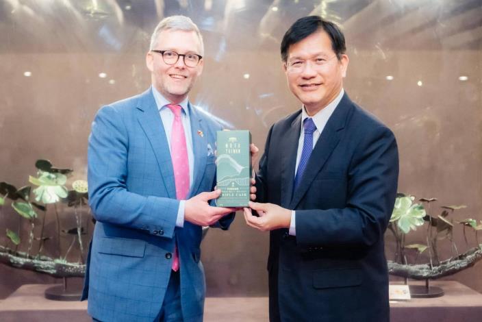 圖說一：外交部長林佳龍與芬蘭國會友台小組主席勒馬茨（Mats Löfström）合影。