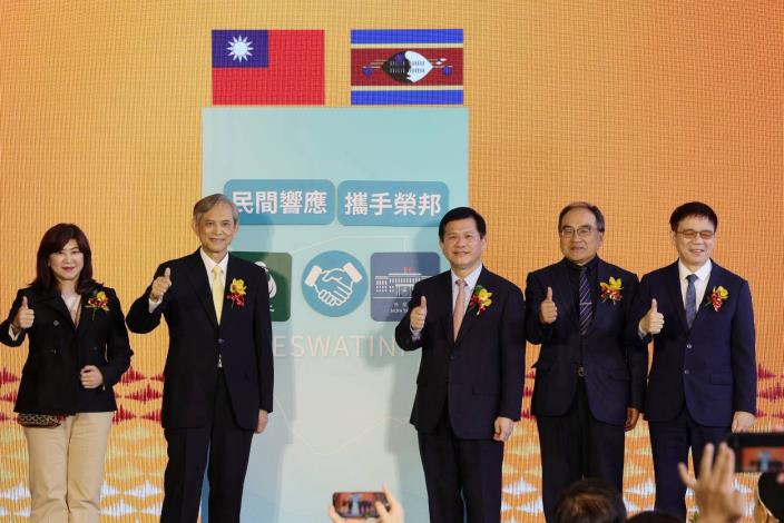 圖說二：外交部長林佳龍（右三）出席里仁「史瓦帝尼文化節」與里仁董事長賴錫源（左二）、大肚山產業創新基金會廖紫岑執行長（左一）、中華民國全國業工業總會呂正華秘書長（右二）及中華民國國際經濟合作協會湯宇歆處長（右一）共同見證民間企業響應榮邦計畫儀式。