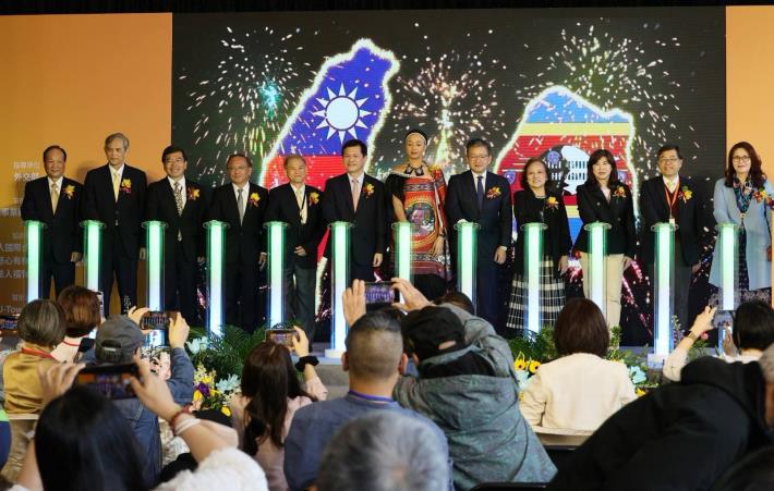 圖說三：外交部長林佳龍（左六）與里仁公司及出席貴賓共同啟動「史瓦帝尼文化節」開幕儀式。