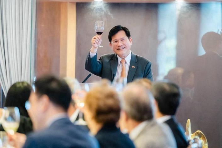 圖說一：外交部長林佳龍向美國聯邦參議院跨黨派議員團舉杯致意。