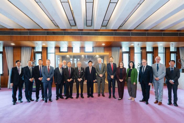 圖說二：外交部長林佳龍（中）與出席「台英國會小組」（APPG）訪問團歡迎午宴的貴賓合影。