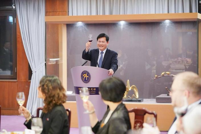 圖說一：外交部長林佳龍舉杯祝酒，誠摯歡迎嘉賓遠道而來。