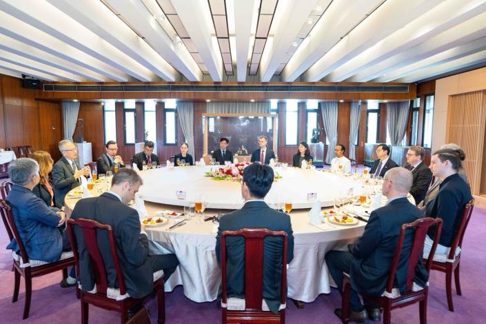 圖說二：外交部政務次長吳志中款宴德國國會司法與消費者保護委員會訪問團。