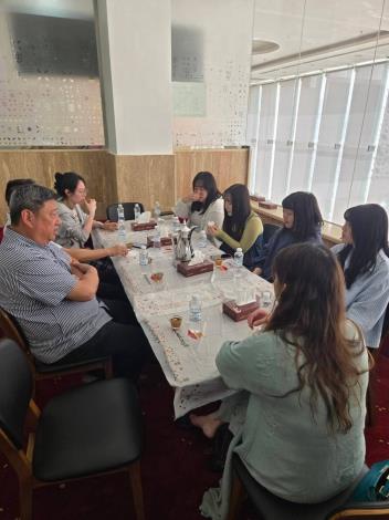 圖說二：駐沙烏地阿拉伯代表處代表張治平與我國在科威特大學的5位交換學生餐敘，關懷其在外求學與生活情形。