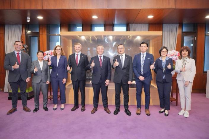 圖說二：外交部政務次長陳明祺（右四）與美國聯邦參議員班克斯（中）及與宴貴賓合影。