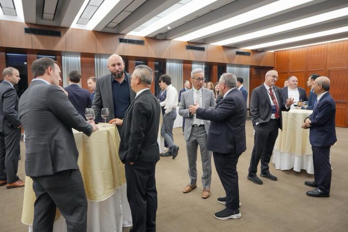 圖說三：UPIA訪團等貴賓出席外交部歡迎酒會交流熱絡。