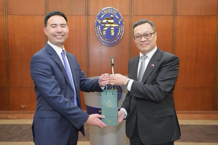 圖說二：外交部政務次長陳明祺（右）致贈聯合太平洋創新聯盟創辦人Eric Du（左）禮品及合影。