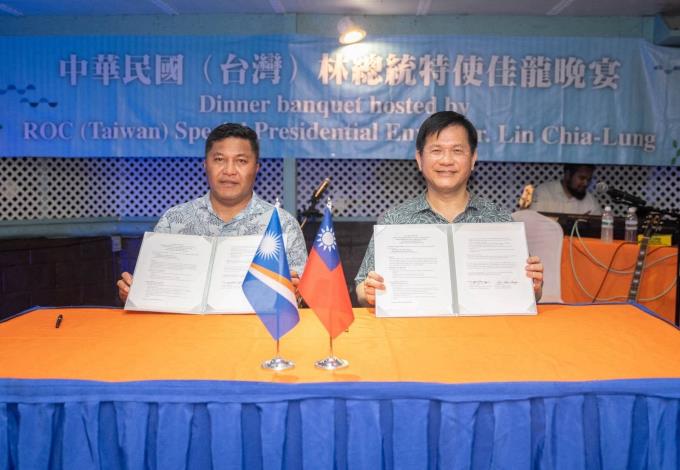 圖說四：我國總統特使外交部長林佳龍與馬紹爾群島共和國外交暨貿易部長康仁德（Kalani Kaneko）簽署《台馬經濟韌性基金合作意向書》。