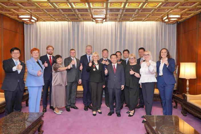 圖說四：外交部常務次長葛葆萱與拉脫維亞國會友台小組訪問團及陪賓合影。