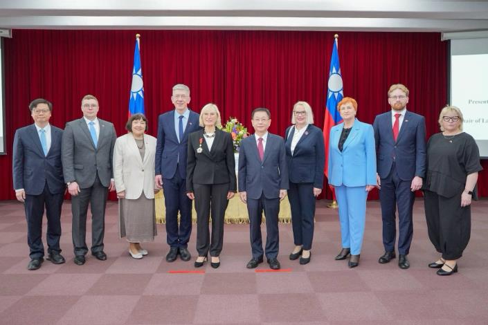 圖說二：外交部常務次長葛葆萱與拉脫維亞國會友台小組訪團一行合影。
