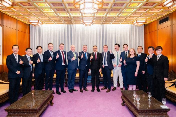 圖說二：外交部政務次長陳明祺（中）與出席歡迎午宴的貴賓合影。