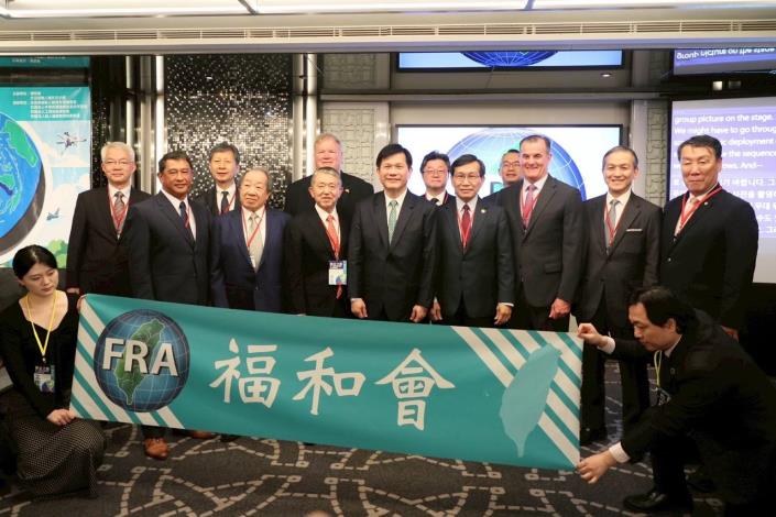 圖說三：外交部長林佳龍（前排中）與福和會理事長陳彥升（前排右四）、前美國太平洋陸軍司令佛林（Charles A. Flynn，前排右三）、前日本自衛隊統合幕僚長岩崎茂上將（前排左四）及韓國、菲律賓等國專家學者合影。