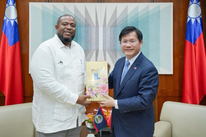 圖說三：外交部長林佳龍（右）致贈貝里斯大學校長博拉修（Vincent Palacio，左）紀念品。