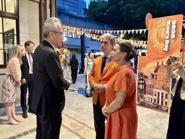 圖說三：外交部政務次長吳志中（左一）與荷蘭駐台代表浦樂施（Bas Pulles，右二）伉儷溫馨交流。