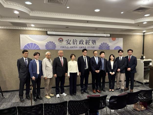 圖說二：日本台灣交流協會廣報文化部長荒木直哉（右二）、新北市議員山田摩衣（右三）、「安倍晉三研究中心」主任李世暉（右四）、外交部政務次長陳明祺（右五）、大陸委員會主任委員邱垂正（右六）、僑務委員會副委員長李姸慧（左五）。