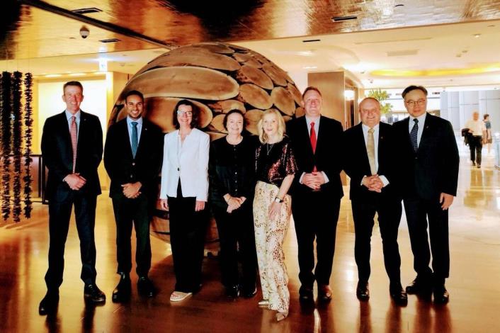 圖說：自左起為澳大利亞眾議員提漢（Dan Tehan）、眾議員瑞貝羅（Leon Rebello）、參議員茹絲坦（Anne Ruston）、參議員帛朗（Carol Brown）、參議員波莉（Helen Polley）、參議員多里戈（Josh Dolega）及眾議員伍德（Jason Wood）。