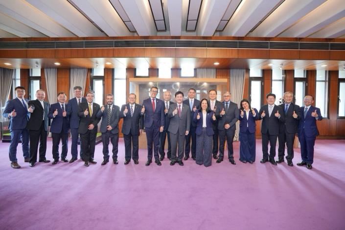 圖說三：外交部長林佳龍（右九）、瓜地馬拉共和國公共財政部長曼高斯（Jonathan Kiril Thomas Menkos Zeissig，左八）、公共財政部次長艾瓦拉多（Débora Eunice Alvarado Franco，右七）及瓜地馬拉駐台大使艾特維（Luis Raúl Estévez López，左七）等人合影。
