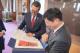 圖說二：瓜地馬拉共和國公共財政部長曼高斯（Jonathan Kiril Thomas Menkos Zeissig，左）致贈外交部長林佳龍（右）瓜地馬拉財政部成立200週年紀念郵票及版畫作品集。