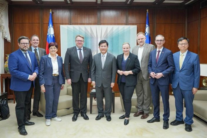 圖說二：外交部長林佳龍與德國基民基社黨國會議員訪問團合影。