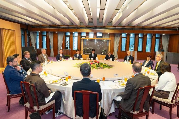 圖說三：外交部政務次長吳志中晚宴歡迎德國基民基社黨國會議員訪問團。