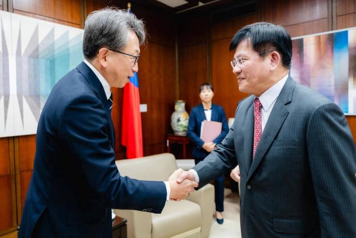 圖說一：外交部長林佳龍（右）歡迎平將明眾議員（左）一行。