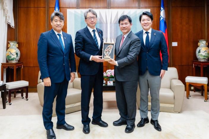 圖說三：外交部長林佳龍與平將明眾議員一行合影。