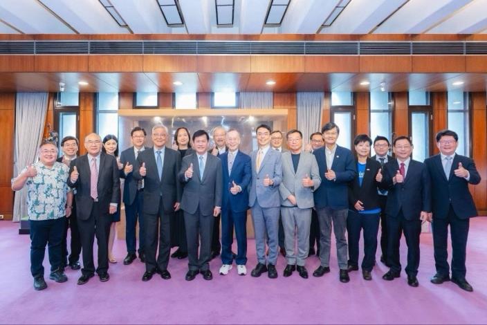 圖三：外交部長林佳龍、全體無任所大使及外交部同仁合影。