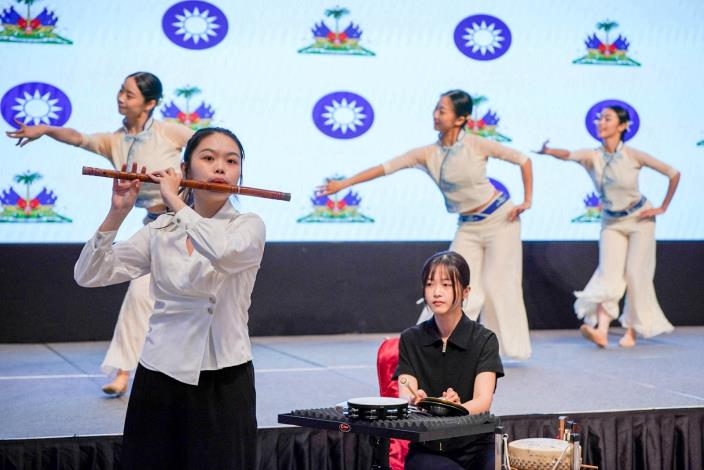 圖說五：國際青年大使在台海建交70週年慶祝酒會表演客家採茶舞蹈。