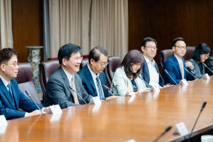 圖說二：外交部長林佳龍（左二）致詞歡迎「北美台灣工程師協會（NATEA）、全球台灣科技及外交聯盟協進會（GATTD）及台灣產業科技推動協會（TITA）聯合訪問團」。
