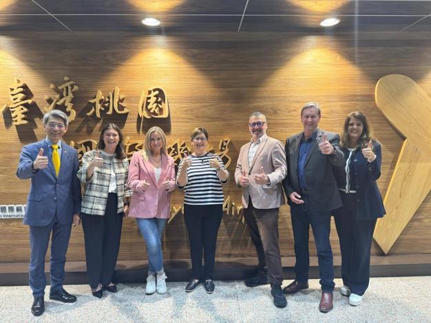 圖說：紐西蘭跨黨派國會議員普格（Maureen Pugh，中）、韋伯（Duncan Webb，右三）伉儷、麥娔薾（Laura McClure，左三）、威爾森（David Wilson，右二）伉儷及外交部亞東太平洋司總領事回部辦事林晨富（左一）於臺灣桃園國際機場合影。