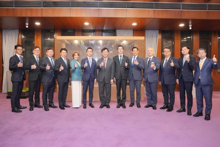 圖說三：外交部長林佳龍與日本自民黨青年局長平沼正二郎眾議員一行合影。