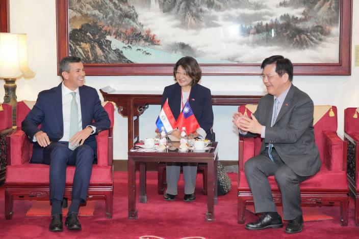 圖說二：外交部長林佳龍（右）與巴拉圭總統貝尼亞（Santiago Peña，左）在機場國賓室晤敘。