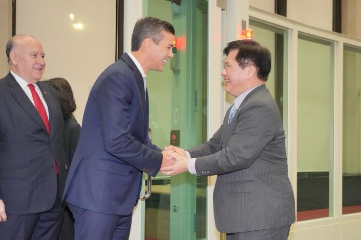 圖說一：外交部長林佳龍（右）及巴拉圭駐台大使傅達耀（Darío Filártiga Ruiz Díaz，左）迎接巴拉圭總統貝尼亞（Santiago Peña，中）率團抵達桃園機場。